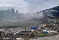 Asap tebal menyelimuti pabrik penghasil tepung kelapa, dan tepung Komoditi Ekspor di kawasan Industri di Gampong Uteun Kruet, Kecamatan Pandrah Kab Bireuen 01 Mei 2025.