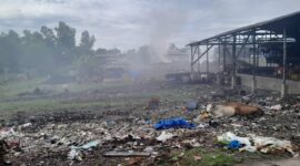 Asap tebal menyelimuti pabrik penghasil tepung kelapa, dan tepung Komoditi Ekspor di kawasan Industri di Gampong Uteun Kruet, Kecamatan Pandrah Kab Bireuen 01 Mei 2025.