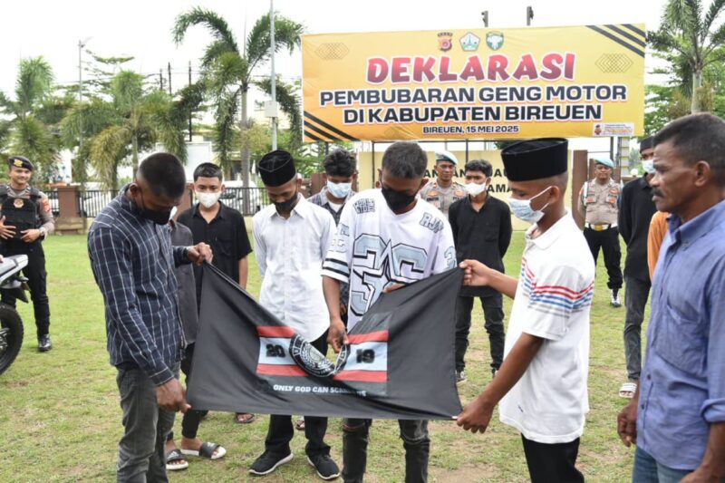 olres Bireuen menggelar deklarasi pembubaran geng motor yang menamakan diri sebagai Pasukan Jalan Sadis (PJS), dalam sebuah kegiatan yang berlangsung di Lapangan Hijau 97 
