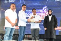 Bupati Aceh Besar, H Syech Muharram Idris, Plt Sekda Aceh, M. Nasir S.IP, MPA dan Walkot Banda Aceh, Illiza Sa’aduddin Djamal foto bersama seusai Lahunching Pelayanan Trans Koetaradja di Komplek Terminal Tipe A Batoh, Band Aceh Aceh, Minggu (04/05/2025). 
