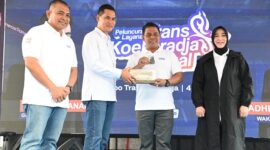 Bupati Aceh Besar, H Syech Muharram Idris, Plt Sekda Aceh, M. Nasir S.IP, MPA dan Walkot Banda Aceh, Illiza Sa’aduddin Djamal foto bersama seusai Lahunching Pelayanan Trans Koetaradja di Komplek Terminal Tipe A Batoh, Band Aceh Aceh, Minggu (04/05/2025). 