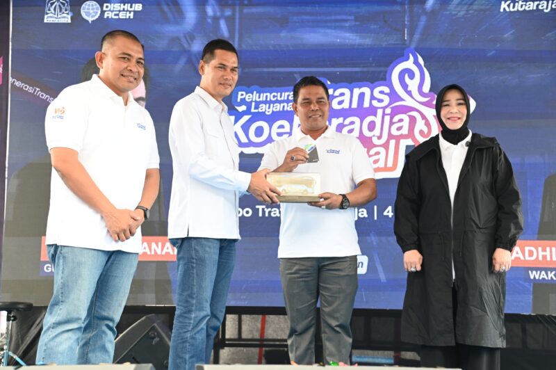 Bupati Aceh Besar, H Syech Muharram Idris, Plt Sekda Aceh, M. Nasir S.IP, MPA dan Walkot Banda Aceh, Illiza Sa’aduddin Djamal foto bersama seusai Lahunching Pelayanan Trans Koetaradja di Komplek Terminal Tipe A Batoh, Band Aceh Aceh, Minggu (04/05/2025). 