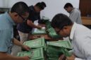 Penyidik Subdit Fismondev Direktorat Reserse Kriminal Khusus (Ditreskrimsus) Polda Aceh melakukan penggeledahan di kantor PT Bank Pembiayaan Rakyat Syariah (BPRS) Gayo yang terletak di jalan Mahkamah, Kecamatan Lut Tawar, Kabupaten Aceh Tengah, Kamis, 8 Mei 2025.