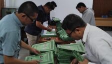 Penyidik Subdit Fismondev Direktorat Reserse Kriminal Khusus (Ditreskrimsus) Polda Aceh melakukan penggeledahan di kantor PT Bank Pembiayaan Rakyat Syariah (BPRS) Gayo yang terletak di jalan Mahkamah, Kecamatan Lut Tawar, Kabupaten Aceh Tengah, Kamis, 8 Mei 2025.