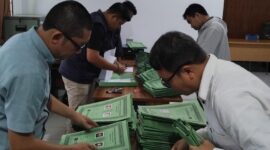 Penyidik Subdit Fismondev Direktorat Reserse Kriminal Khusus (Ditreskrimsus) Polda Aceh melakukan penggeledahan di kantor PT Bank Pembiayaan Rakyat Syariah (BPRS) Gayo yang terletak di jalan Mahkamah, Kecamatan Lut Tawar, Kabupaten Aceh Tengah, Kamis, 8 Mei 2025.
