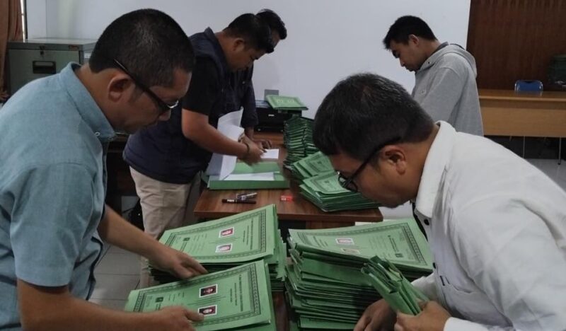 Penyidik Subdit Fismondev Direktorat Reserse Kriminal Khusus (Ditreskrimsus) Polda Aceh melakukan penggeledahan di kantor PT Bank Pembiayaan Rakyat Syariah (BPRS) Gayo yang terletak di jalan Mahkamah, Kecamatan Lut Tawar, Kabupaten Aceh Tengah, Kamis, 8 Mei 2025.