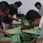 Penyidik Subdit Fismondev Direktorat Reserse Kriminal Khusus (Ditreskrimsus) Polda Aceh melakukan penggeledahan di kantor PT Bank Pembiayaan Rakyat Syariah (BPRS) Gayo yang terletak di jalan Mahkamah, Kecamatan Lut Tawar, Kabupaten Aceh Tengah, Kamis, 8 Mei 2025.