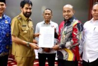 Gubernur Aceh, Muzakir Manaf, saat menyerahkan SK Plt. Dirut Bank Aceh Syariah, kepada Fadhil Ilyas di Meuligoe Gubernur Aceh, Banda Aceh, Senin, (17/3/2025).