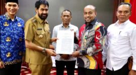 Gubernur Aceh, Muzakir Manaf, saat menyerahkan SK Plt. Dirut Bank Aceh Syariah, kepada Fadhil Ilyas di Meuligoe Gubernur Aceh, Banda Aceh, Senin, (17/3/2025).