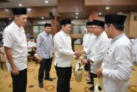 Wakil Gubernur Aceh, Fadhlullah, mendoakan 85 ASN Pemerintah Aceh yang menjadi jemaah calon haji pada tahun ini menjadi haji yang mabrur dan kembali ke tanah air dalam keadaan selamat dan sehat. Sabtu 10/05/2025.