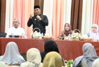 Bupati Aceh Besar, H Syech Muharram Idris menyampaikan sambutan dan arahan dalam acara Silaturrahmi dengan Kepala Puskesmas Aceh Besar di Gedung Dekranasda Aceh Besar, Gampong Gani, Kecmatan. ingin Jaya, Aceh Besar, Jumat (09/05/2025).