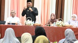Bupati Aceh Besar, H Syech Muharram Idris menyampaikan sambutan dan arahan dalam acara Silaturrahmi dengan Kepala Puskesmas Aceh Besar di Gedung Dekranasda Aceh Besar, Gampong Gani, Kecmatan. ingin Jaya, Aceh Besar, Jumat (09/05/2025).