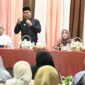 Bupati Aceh Besar, H Syech Muharram Idris menyampaikan sambutan dan arahan dalam acara Silaturrahmi dengan Kepala Puskesmas Aceh Besar di Gedung Dekranasda Aceh Besar, Gampong Gani, Kecmatan. ingin Jaya, Aceh Besar, Jumat (09/05/2025).