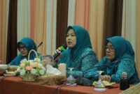Tim Penggerak  Pemberdayaan dan Kesejahteraan Keluarga (TP PKK) Kabupaten Aceh Besar menggelar rapat perdana sekaligus pembekalan bagi seluruh pengurus dari berbagai Pokja, di Gedung Dekranasda Aceh Besar, Gani, Kecamatan Ingin Jaya, Kabupaten Aceh Besar, Rabu (14/5/2025).