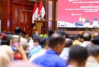 Wakil Gubernur Aceh, Fadhlullah, SE, saat memberi sambutan sekaligus membuka Musrenbang Rencana Kerja Pemerintah Aceh (RKPA) tahun 2026, dan Forum Konsultasi Publik Rencana Awal Rencana Pembangunan Jangka Menengah Aceh (RPJMA) tahun 2025-2026, di Anjong Mon Mata, Banda Aceh, Kamis, (15/5/2025).