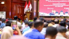 Wakil Gubernur Aceh, Fadhlullah, SE, saat memberi sambutan sekaligus membuka Musrenbang Rencana Kerja Pemerintah Aceh (RKPA) tahun 2026, dan Forum Konsultasi Publik Rencana Awal Rencana Pembangunan Jangka Menengah Aceh (RPJMA) tahun 2025-2026, di Anjong Mon Mata, Banda Aceh, Kamis, (15/5/2025).