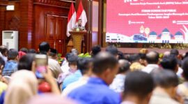 Wakil Gubernur Aceh, Fadhlullah, SE, saat memberi sambutan sekaligus membuka Musrenbang Rencana Kerja Pemerintah Aceh (RKPA) tahun 2026, dan Forum Konsultasi Publik Rencana Awal Rencana Pembangunan Jangka Menengah Aceh (RPJMA) tahun 2025-2026, di Anjong Mon Mata, Banda Aceh, Kamis, (15/5/2025).