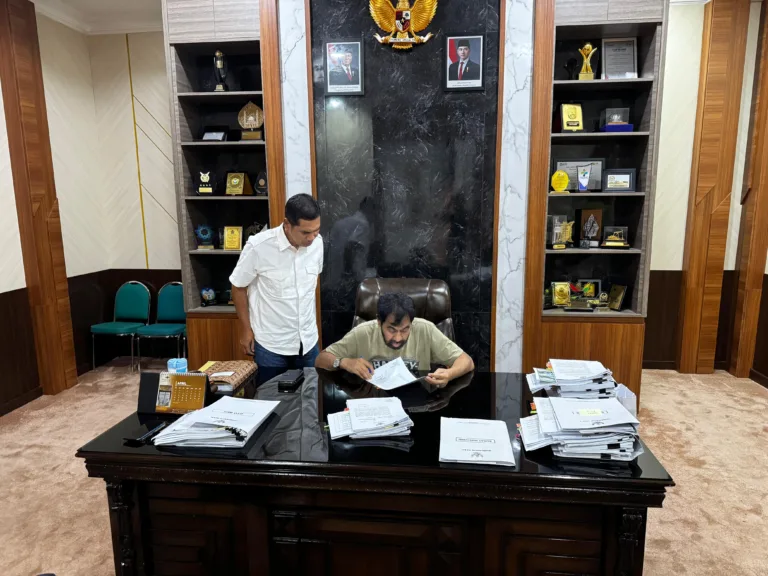 Usai menjalani medical check-up (pemeriksaan kesehatan) dari luar negeri, Gubernur Aceh Muzakir Manaf sudah tiba kembali di Banda Aceh Langsung bekerja , Kamis 15/05/2025.