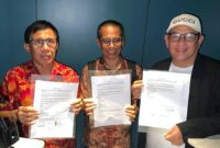Ketua Umum PWI hasil Kongres Bandung, Hendry Ch Bangun (kiri) dan Ketua Umum PWI hasil KLB Zulmansyah Sekedang (kanan) serta anggota Dewan Pers Dahlan Dahi berfoto bersama sesuai penandatanganan Kesepakatan Jakarta, Jumat tengah malam, 16 Mei 2025 di Jakarta.