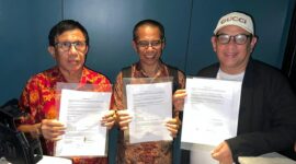 Ketua Umum PWI hasil Kongres Bandung, Hendry Ch Bangun (kiri) dan Ketua Umum PWI hasil KLB Zulmansyah Sekedang (kanan) serta anggota Dewan Pers Dahlan Dahi berfoto bersama sesuai penandatanganan Kesepakatan Jakarta, Jumat tengah malam, 16 Mei 2025 di Jakarta.