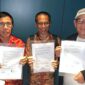 Ketua Umum PWI hasil Kongres Bandung, Hendry Ch Bangun (kiri) dan Ketua Umum PWI hasil KLB Zulmansyah Sekedang (kanan) serta anggota Dewan Pers Dahlan Dahi berfoto bersama sesuai penandatanganan Kesepakatan Jakarta, Jumat tengah malam, 16 Mei 2025 di Jakarta.