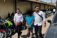 Seorang pria berinisial AB (55), warga Kecamatan Ulee Kareng, Banda Aceh terpaksa berurusan dengan pihak berwajib atas pemerkosaan terhadap anak kandungnya sendiri yang masih berusia 17 tahun. Selasa 20/05/2025
