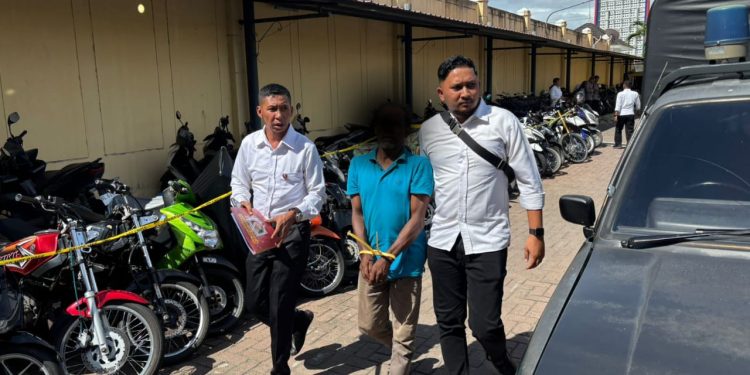 Seorang pria berinisial AB (55), warga Kecamatan Ulee Kareng, Banda Aceh terpaksa berurusan dengan pihak berwajib atas pemerkosaan terhadap anak kandungnya sendiri yang masih berusia 17 tahun. Selasa 20/05/2025