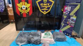 Tim gabungan Bea Cukai dan Polisi saat penangkapan Barang Bukti narkotika jenis sabu beberapa hari lalu. Foto/Ist.
