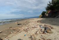 Kawasan Wisata Pantai Ujong Batee Krueng Raya, Aceh Besar dipenuhi Sampah, Sabtu 17 Mei 2025, foto dicky Atjeh Terkini.