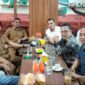 Ketua PWI Aceh Nasir Nurdin bersama Ketua
 PWI Langsa Putra Zulfirman dan Kadis Kominfo Langsa Muzammil serta Plt Kabag Keistimewaan dan Kesra Kota Langsa Fauzaruddin dan punggawa PWI Langsa Lainnya. 