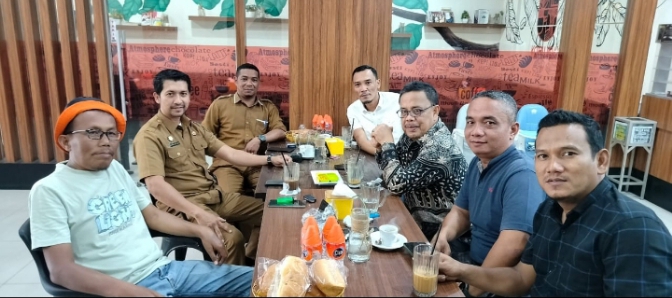 Ketua PWI Aceh Nasir Nurdin bersama Ketua
 PWI Langsa Putra Zulfirman dan Kadis Kominfo Langsa Muzammil serta Plt Kabag Keistimewaan dan Kesra Kota Langsa Fauzaruddin dan punggawa PWI Langsa Lainnya.