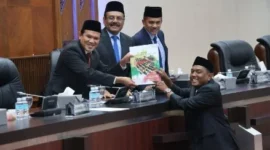 Wakil Gubernur Aceh Fadhlullah, SE, didampingi Plt Sekda Aceh, M. Nasir S.IP, MPA, dan SKPA terkait menghadiri Rapat Paripurna DPRA dengan agenda penyampaian rekomendasi DPRA terhadap LKPJ Gubernur Aceh tahun 2024 di Gedung Utama DPRA, Senin, 26/5/2025