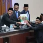 Wakil Gubernur Aceh Fadhlullah, SE, didampingi Plt Sekda Aceh, M. Nasir S.IP, MPA, dan SKPA terkait menghadiri Rapat Paripurna DPRA dengan agenda penyampaian rekomendasi DPRA terhadap LKPJ Gubernur Aceh tahun 2024 di Gedung Utama DPRA, Senin, 26/5/2025
