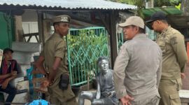 Anggota Satpol PP dan WH Aceh Besar amankan manusia silver yang mencoba beroperasi di Simpang Ajun, Kecamatan Darul Imarah, Aceh Besar, Sabtu (3/5/2025).