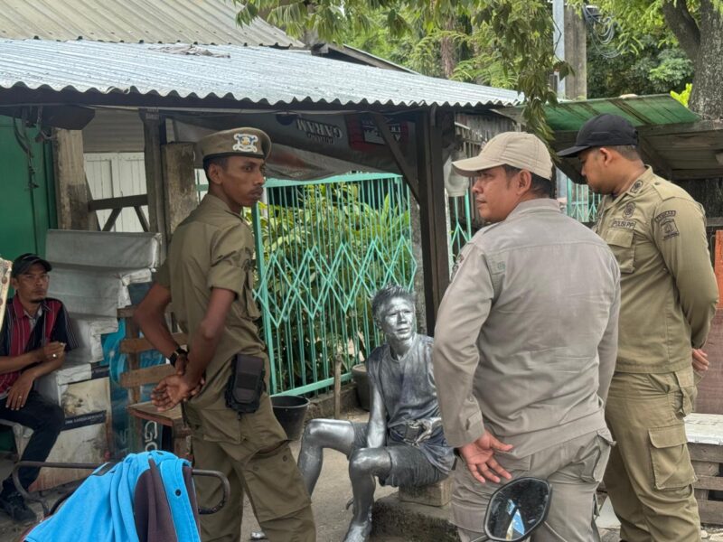 Anggota Satpol PP dan WH Aceh Besar amankan manusia silver yang mencoba beroperasi di Simpang Ajun, Kecamatan Darul Imarah, Aceh Besar, Sabtu (3/5/2025).