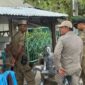 Anggota Satpol PP dan WH Aceh Besar amankan manusia silver yang mencoba beroperasi di Simpang Ajun, Kecamatan Darul Imarah, Aceh Besar, Sabtu (3/5/2025).