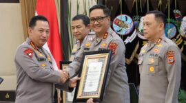 Kapolri Jenderal Pol. Listyo Sigit Prabowo memberi penghargaan kepada Kapolda Aceh, Irjen Dr. Achmad Kartiko, S.I.K., M.H., atas capaian nilai IKPA peringkat terbaik tahun anggaran 2024  berlangsung di Rupatama Mabes Polri, Jakarta Selatan, Rabu, 21 Mei 2025.