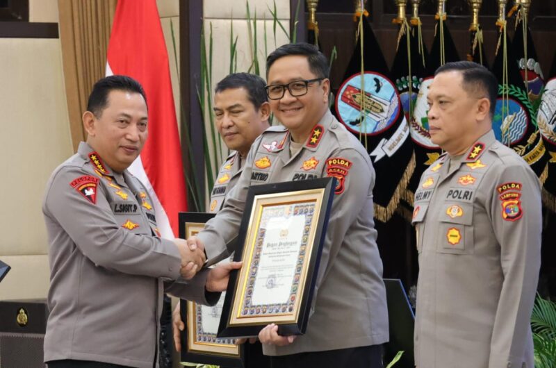 Kapolri Jenderal Pol. Listyo Sigit Prabowo memberi penghargaan kepada Kapolda Aceh, Irjen Dr. Achmad Kartiko, S.I.K., M.H., atas capaian nilai IKPA peringkat terbaik tahun anggaran 2024  berlangsung di Rupatama Mabes Polri, Jakarta Selatan, Rabu, 21 Mei 2025.