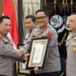 Kapolri Jenderal Pol. Listyo Sigit Prabowo memberi penghargaan kepada Kapolda Aceh, Irjen Dr. Achmad Kartiko, S.I.K., M.H., atas capaian nilai IKPA peringkat terbaik tahun anggaran 2024  berlangsung di Rupatama Mabes Polri, Jakarta Selatan, Rabu, 21 Mei 2025.