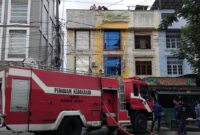 Empat Unit Mobil Damkar lakukan pemadaman kebakaran di jln Syiakuala, Bandar Baru, Kuta Alam, Banda Aceh, Jumat. 23 Mei 2025. Photo Dicky.