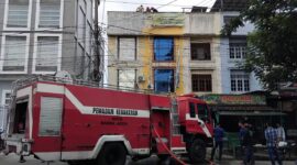 Empat Unit Mobil Damkar lakukan pemadaman kebakaran di jln Syiakuala, Bandar Baru, Kuta Alam, Banda Aceh, Jumat. 23 Mei 2025. Photo Dicky.