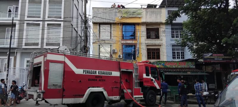 Empat Unit Mobil Damkar lakukan pemadaman kebakaran di jln Syiakuala, Bandar Baru, Kuta Alam, Banda Aceh, Jumat. 23 Mei 2025. Photo Dicky.