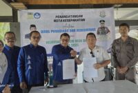 Kadisdikbud Aceh Besar, Bahrul Jamil SSos MSi dan Kepala Kejari Aceh Besar, Jemmy Novian Tirayudi, SH SH MSi melakukan tanda tangan Nota Kesepakatan tentang Jaksa Masuk Sekilah, di Lambaro, Kecamatan Ingin Jaya, Aceh Besar, 
Kamis (15/5/2025).
FOTO/ DISDIKBUD ACEH BESAR