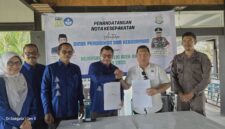 Kadisdikbud Aceh Besar, Bahrul Jamil SSos MSi dan Kepala Kejari Aceh Besar, Jemmy Novian Tirayudi, SH SH MSi melakukan tanda tangan Nota Kesepakatan tentang Jaksa Masuk Sekilah, di Lambaro, Kecamatan Ingin Jaya, Aceh Besar, 
Kamis (15/5/2025).
FOTO/ DISDIKBUD ACEH BESAR