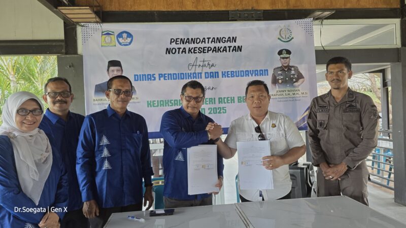 Kadisdikbud Aceh Besar, Bahrul Jamil SSos MSi dan Kepala Kejari Aceh Besar, Jemmy Novian Tirayudi, SH SH MSi melakukan tanda tangan Nota Kesepakatan tentang Jaksa Masuk Sekilah, di Lambaro, Kecamatan Ingin Jaya, Aceh Besar, 
Kamis (15/5/2025).
FOTO/ DISDIKBUD ACEH BESAR