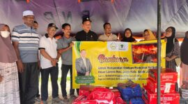 Prosesi penyerahan bantuan masa panik kepada masyarakat korban kebakaran pasar Lamno Jaya, 01/05/2025.