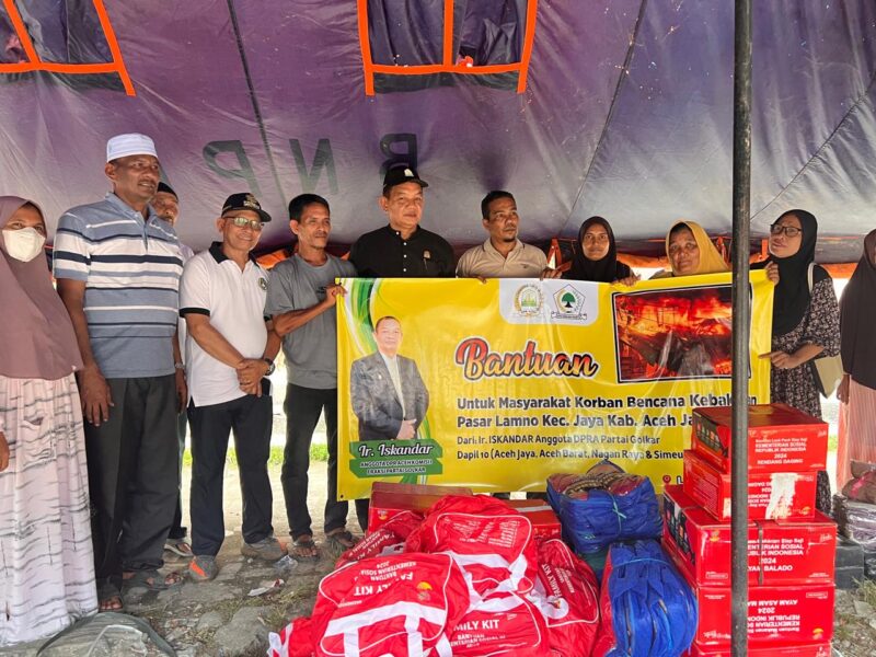 Prosesi penyerahan bantuan masa panik kepada masyarakat korban kebakaran pasar Lamno Jaya, 01/05/2025.