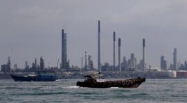 Dokumentasi Foto CNBC : Kapal berlayar melewati kilang minyak Pulau Bukom di sepanjang pantai selatan Singapura