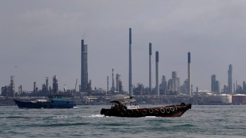 Dokumentasi Foto CNBC : Kapal berlayar melewati kilang minyak Pulau Bukom di sepanjang pantai selatan Singapura