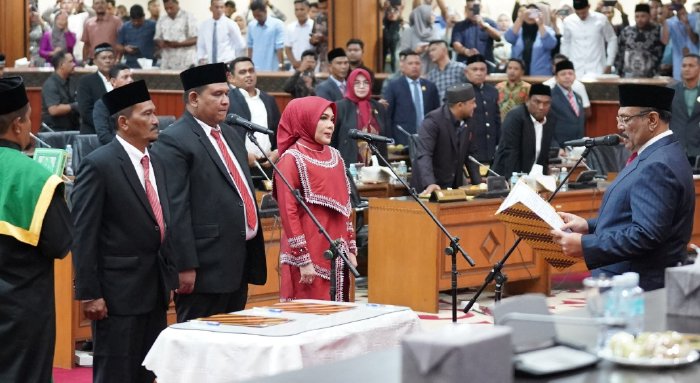 Wakil Ketua DPRA, H. Ali Basrah, S.Pd., M.M., Lantik Tiga anggota Dewan Salmawati, S.E., M.M. — menggantikan H. Ismail A. Jalil, S.E. (Ayahwa), yang kini menjabat sebagai Bupati Aceh Utara. M. Yusuf Pang Ucok, S.H.  menggantikan Iskandar Usman Al-Farlaky, S.Hi., M.Si., yang kini menjabat sebagai Bupati Aceh Timur. Ir. Azhar Abdurrahman